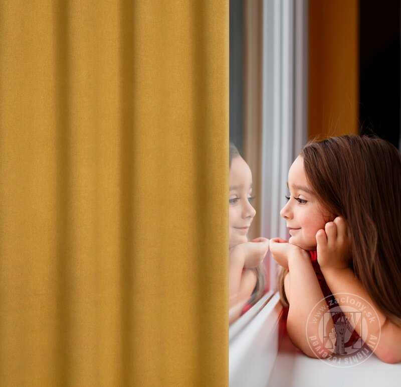 Zatemňovací záves CARLO na krúžkoch 135x250cm medový