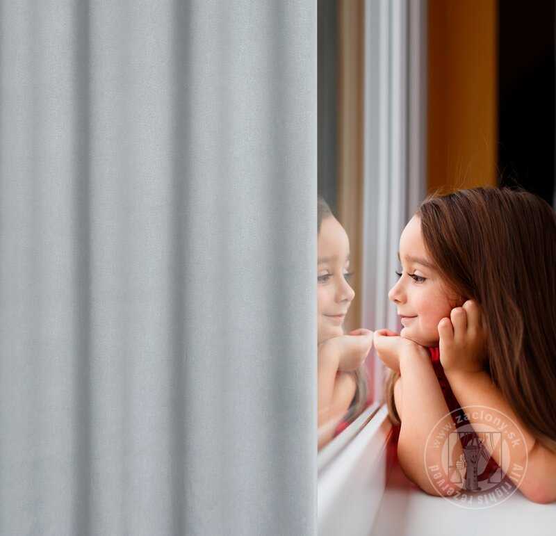 Zatemňovací záves CARLO na krúžkoch 135x250cm sivý