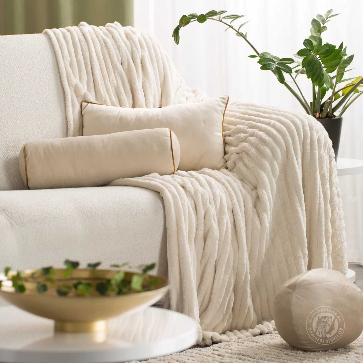 Vankúš valec GAJA5 s lemovaním 15x45 cm svetlobéžový