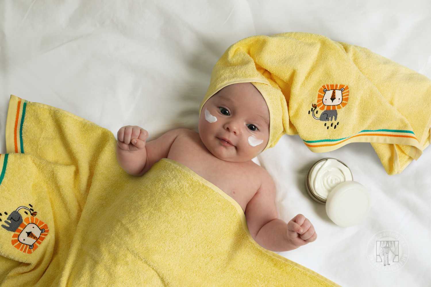 Detská osuška s kapucňou BABY 100x100cm žltá s levom