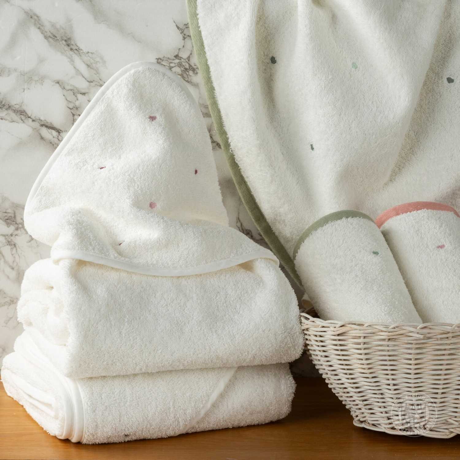 Detská osuška s kapucňou BABY 100x100cm biela so zelenými srdiečkami