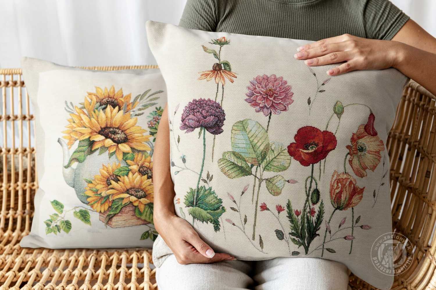 Gobelínová obliečka na vankúš 45x45cm sivobéžová s letnými kvetmi