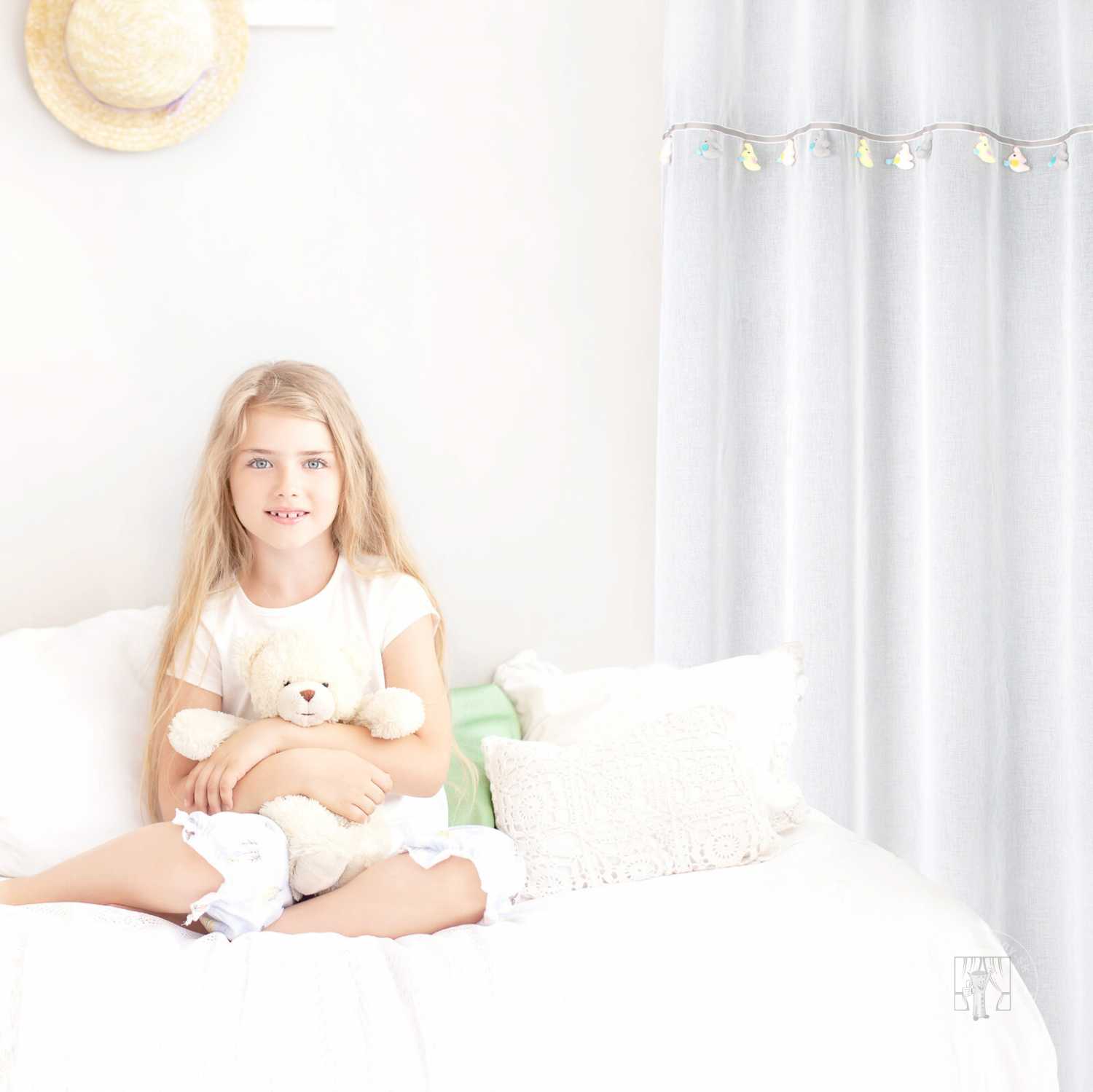 Záclona MOON na krúžkoch 140x250cm biela s mesiačikmi