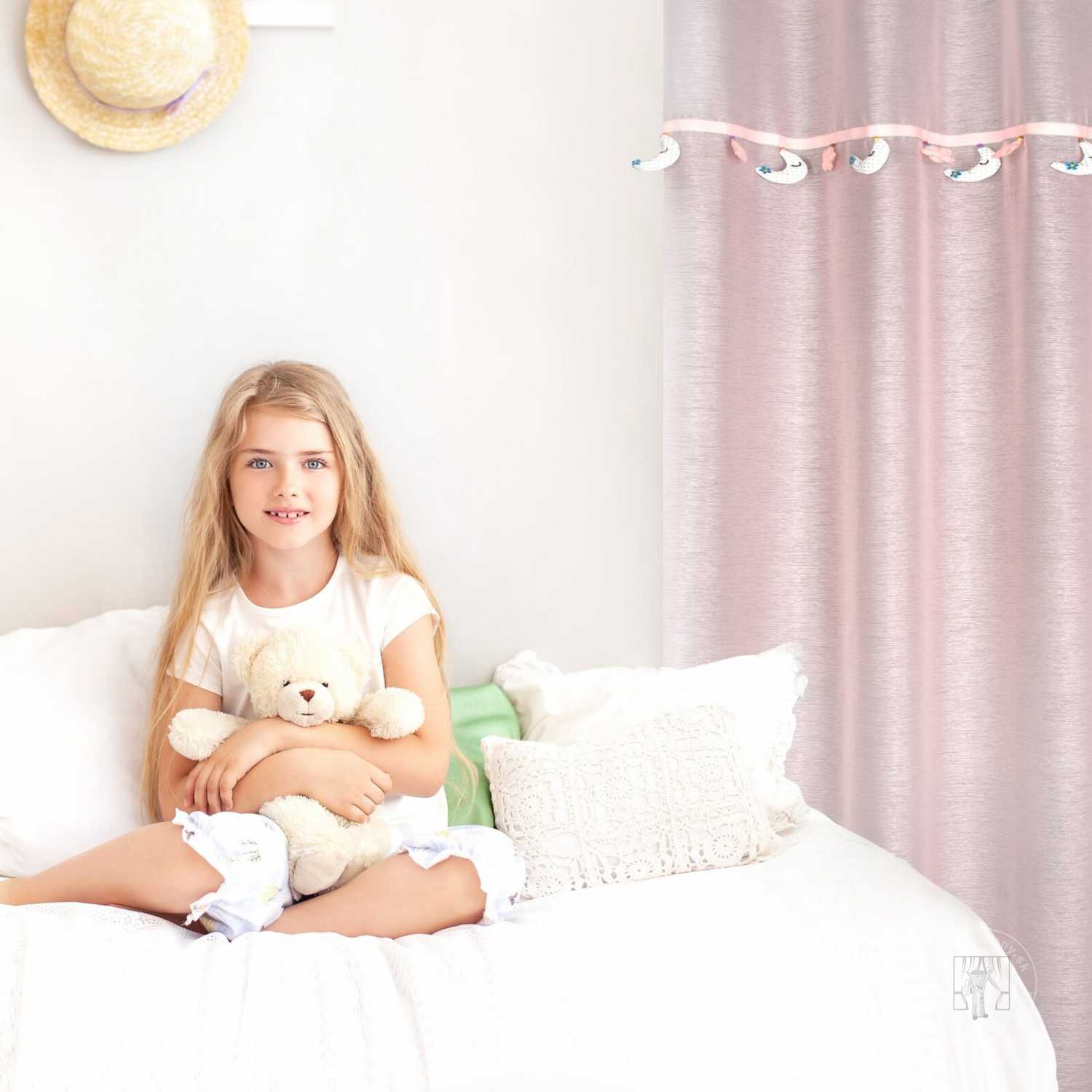 Záclona MOON na krúžkoch 140x250cm ružová s mesiačikmi