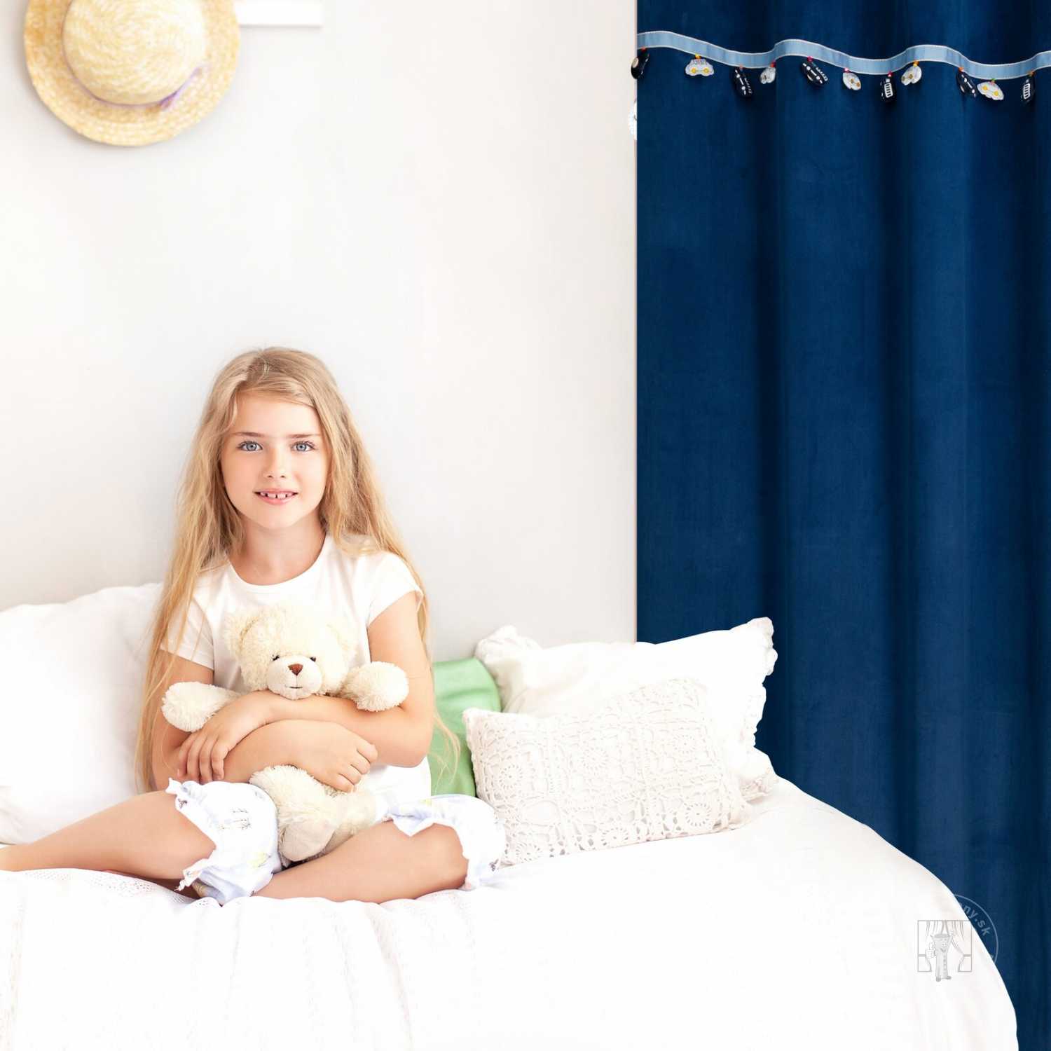 Záves CAR na krúžkoch 140x250cm granátový s autíčkami