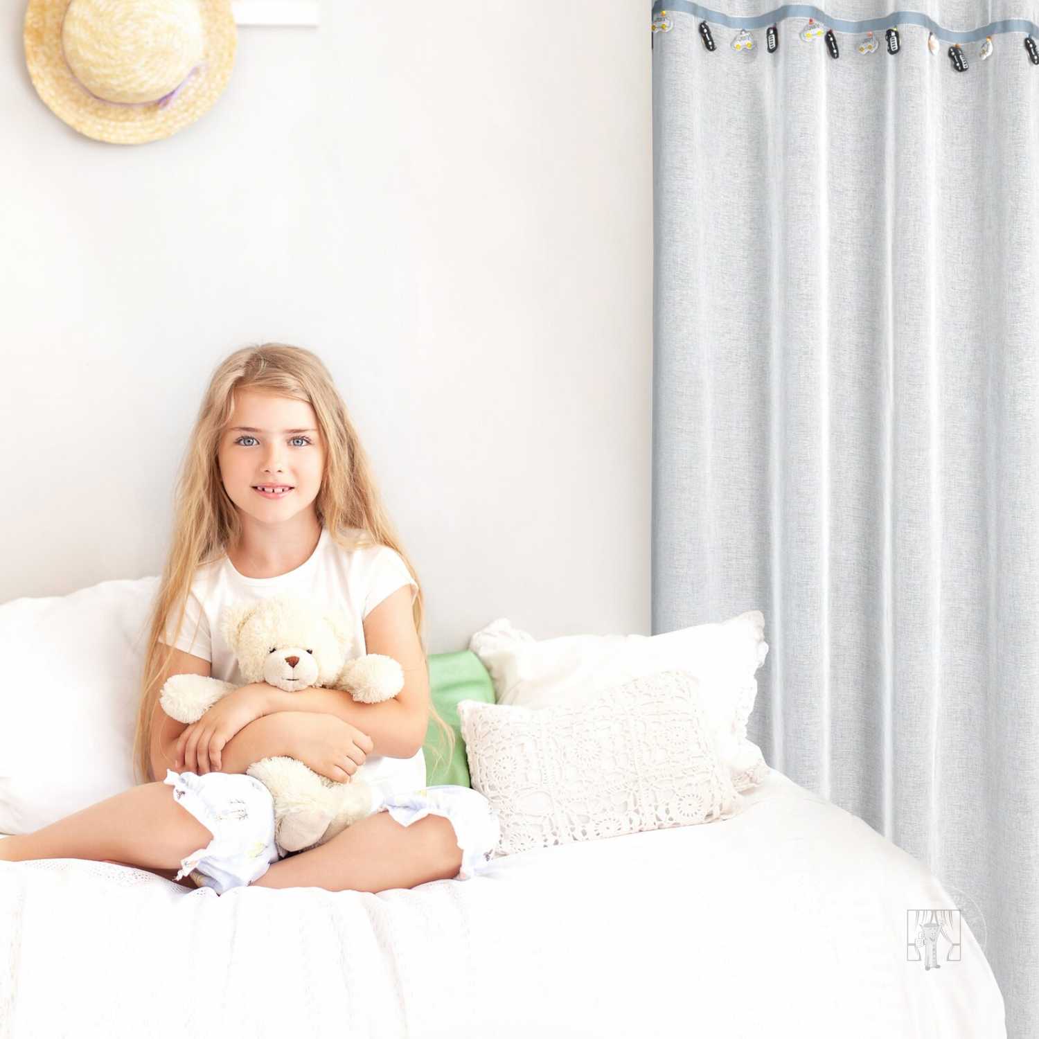 Záclona CAR na krúžkoch 140x250cm biela s autíčkami