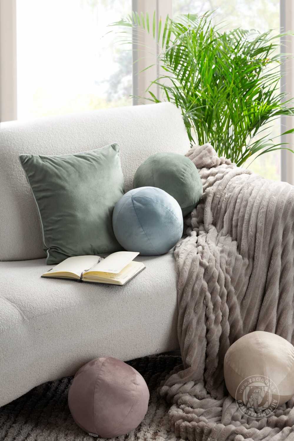 Vankúš guľa GAJA4 ∅ 24 cm rôzne farby