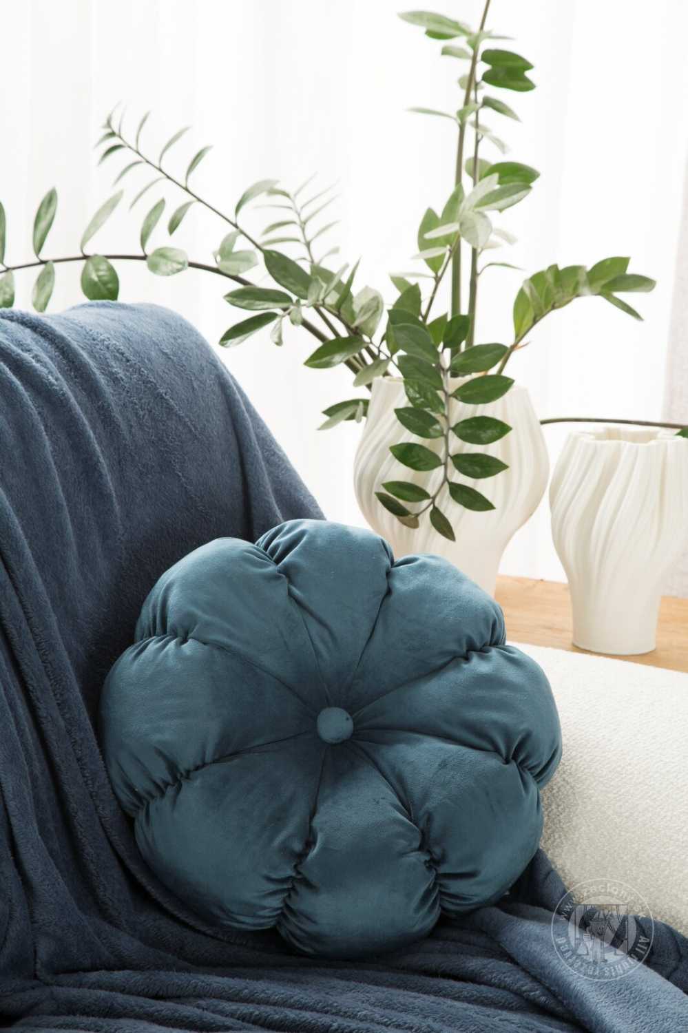 Zamatový dekoračný vankúš FLOWER modrý