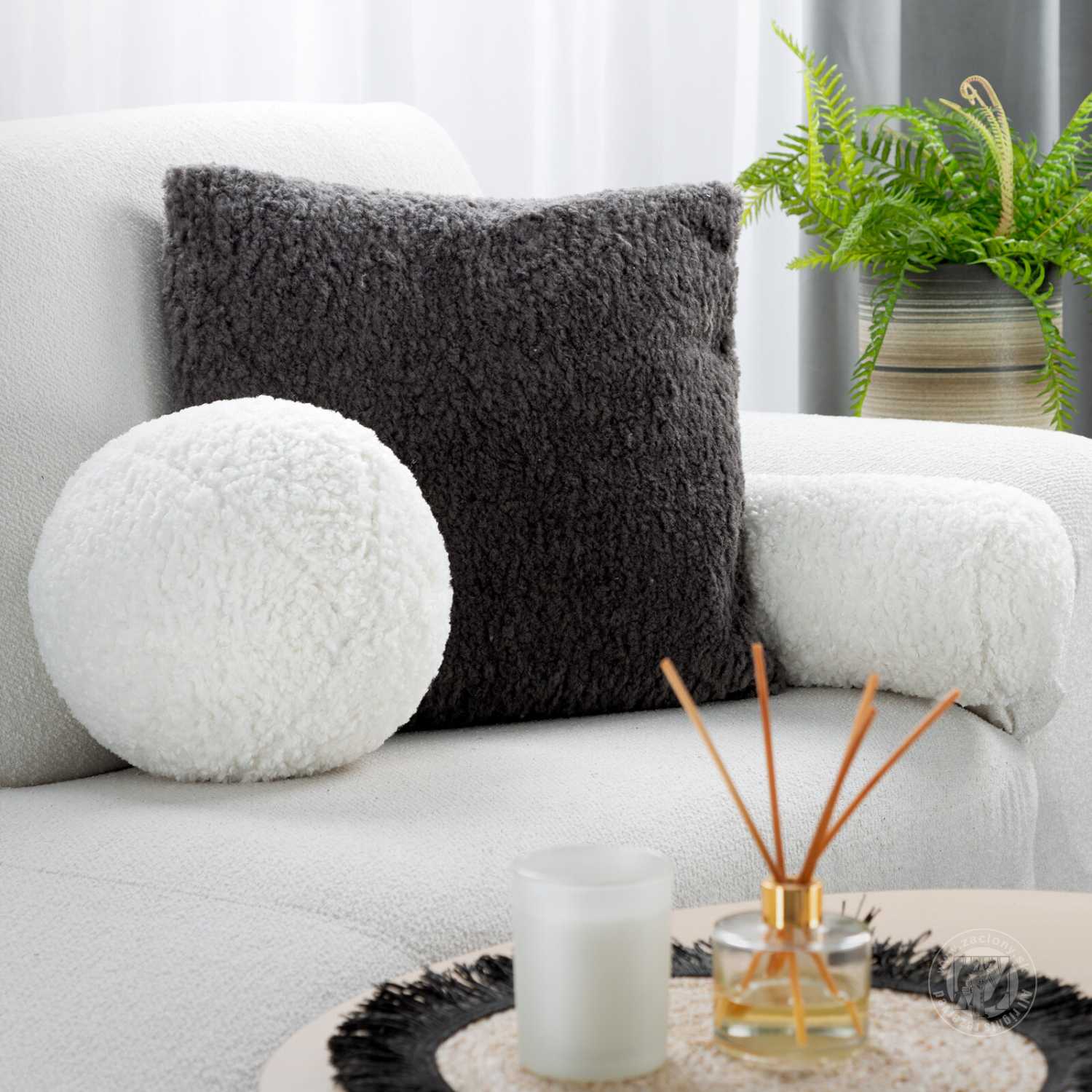 Vankúš guľa BUKLA ∅ 24 cm biely