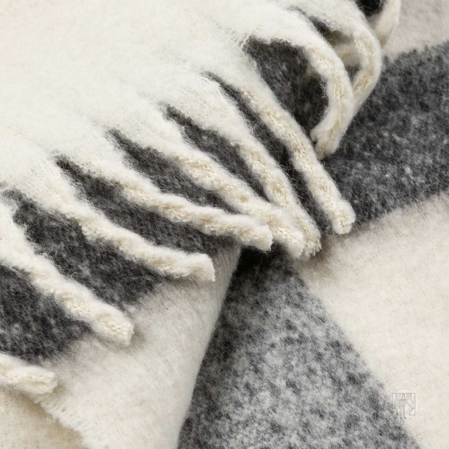 Deka so strapcami MOHER 130x170cm čierna/krémová