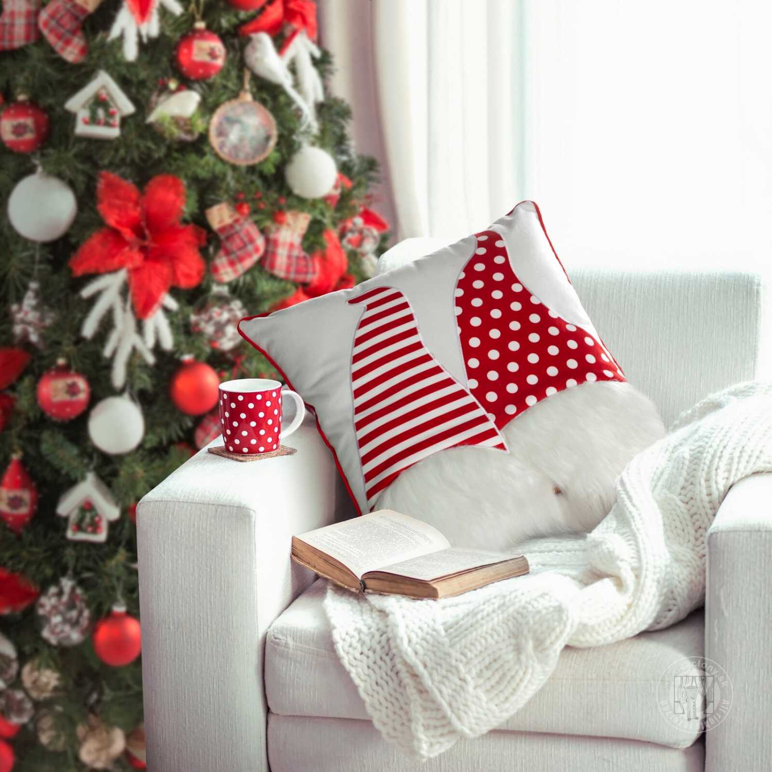 Vianočná obliečka na vankúš ŠKRIATKOVIA 45x45cm biela/červená