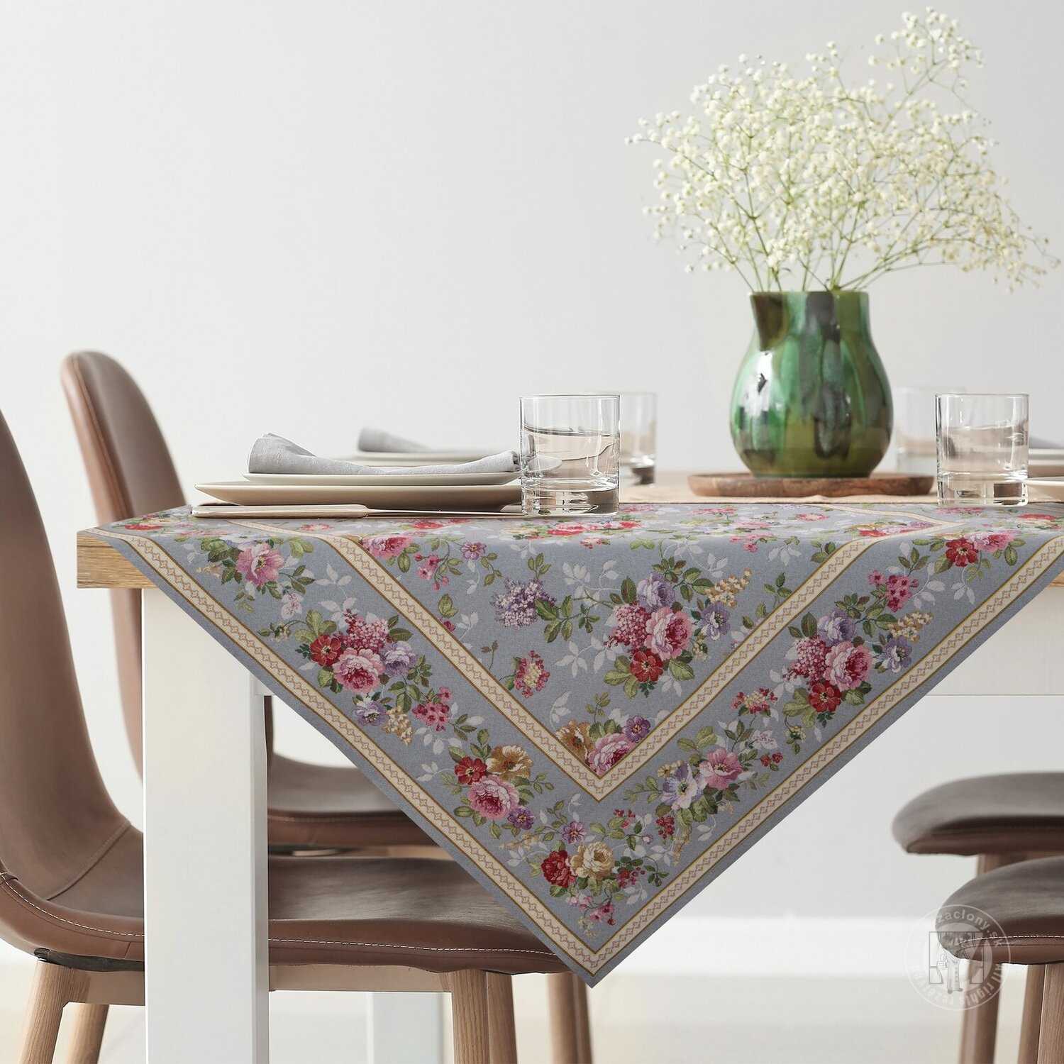 Gobelínový obrus 100x100cm sivý/kvetinový