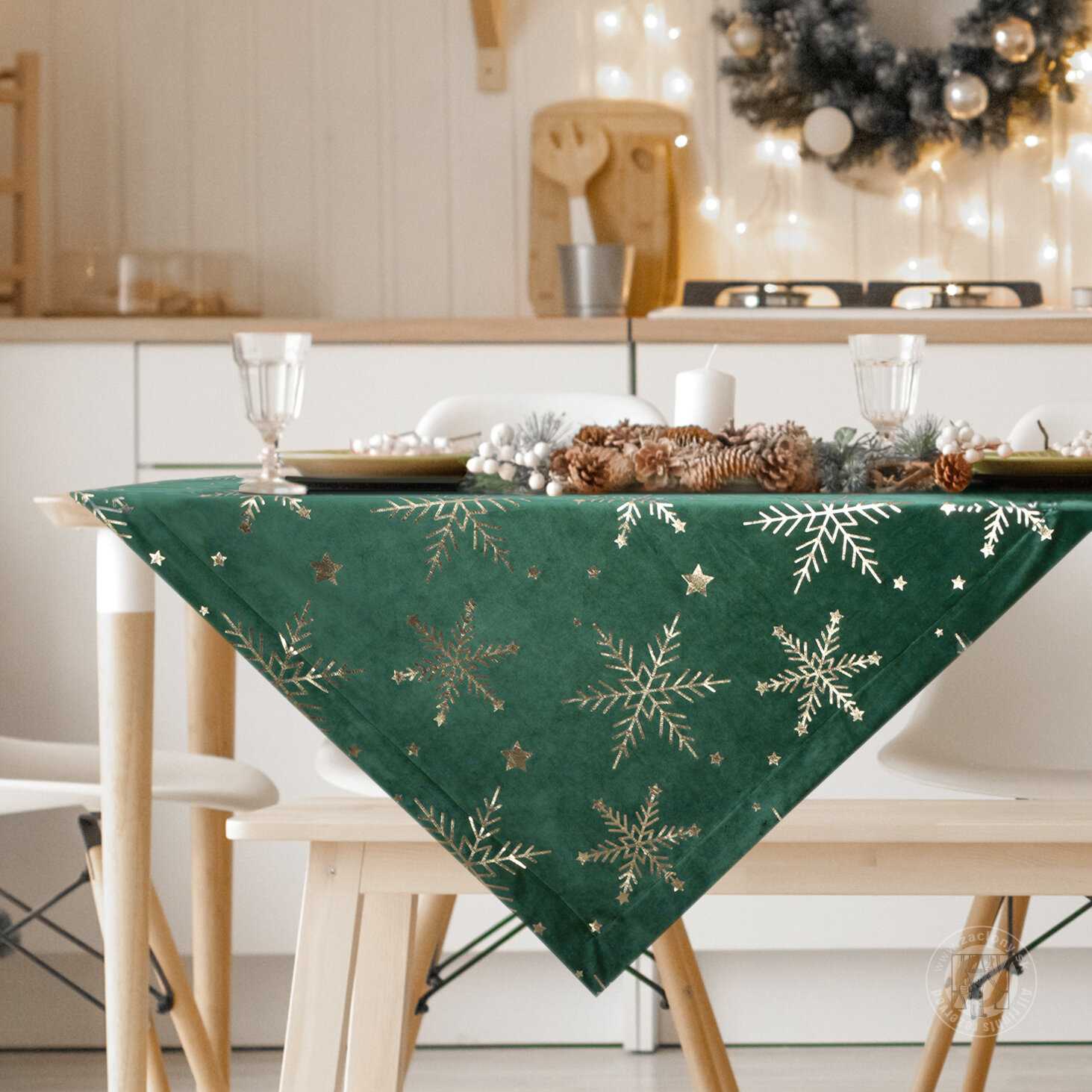 Vianočný obrus VLOČKY 85x85cm zelený/zlatý